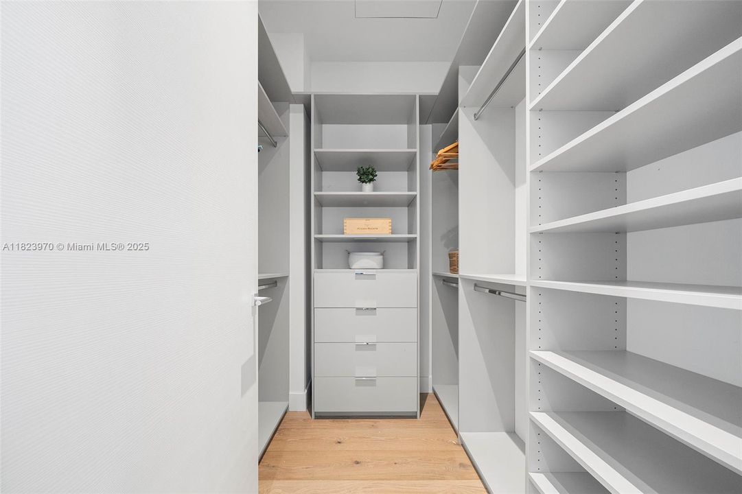 合同活跃: $8,900,000 (7 贝兹, 7 浴室, 7184 平方英尺)