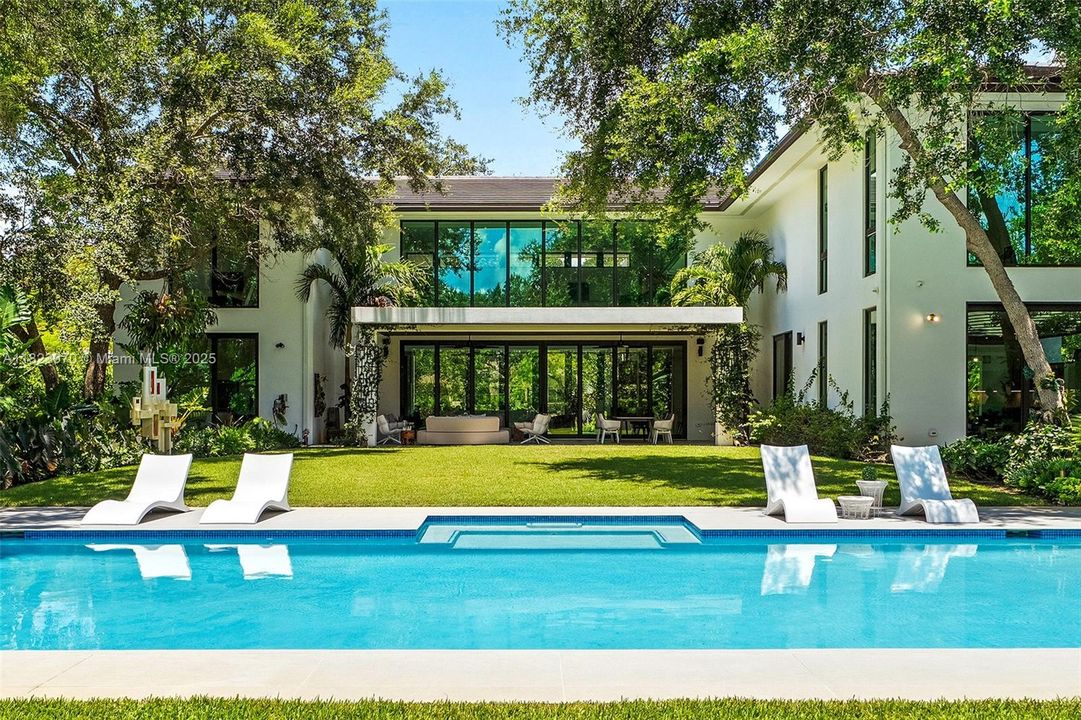 合同活跃: $8,900,000 (7 贝兹, 7 浴室, 7184 平方英尺)