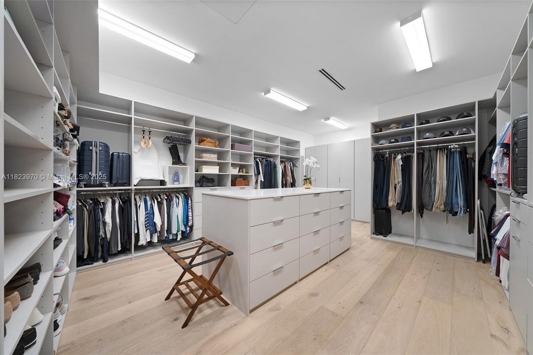 合同活跃: $8,900,000 (7 贝兹, 7 浴室, 7184 平方英尺)