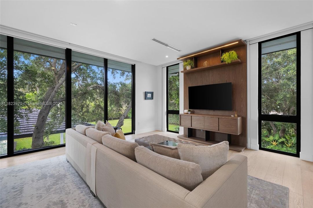 合同活跃: $8,900,000 (7 贝兹, 7 浴室, 7184 平方英尺)