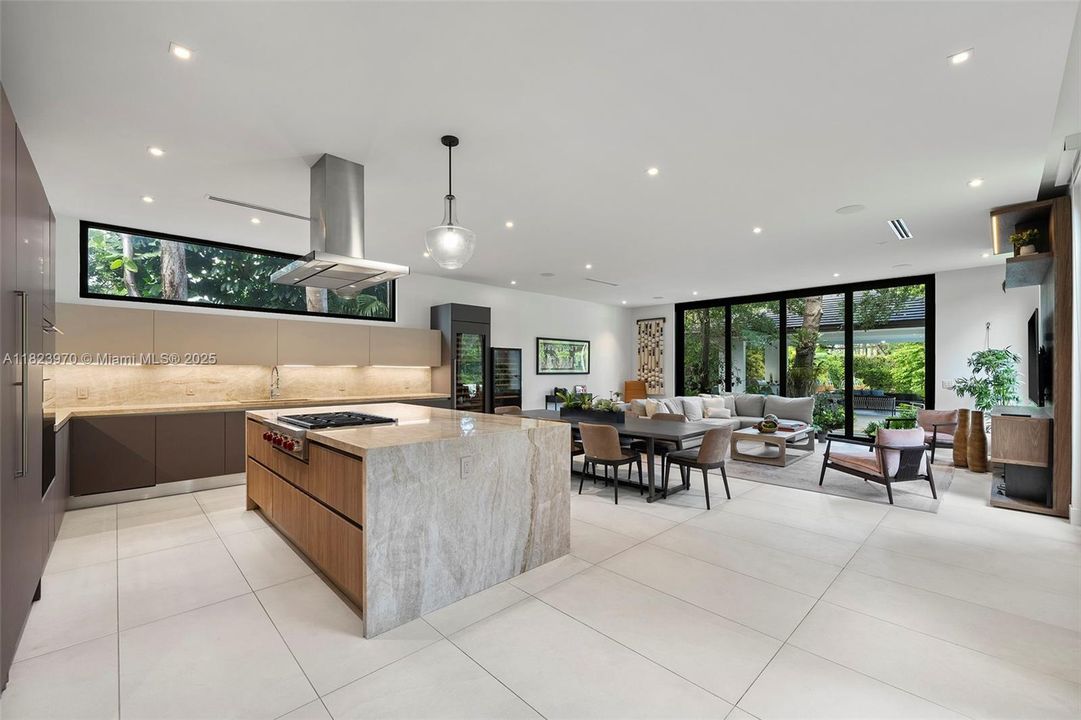 合同活跃: $8,900,000 (7 贝兹, 7 浴室, 7184 平方英尺)