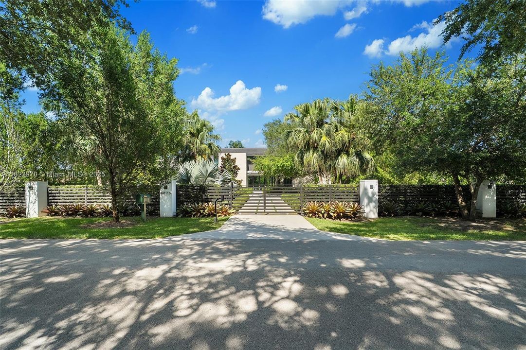 合同活跃: $8,900,000 (7 贝兹, 7 浴室, 7184 平方英尺)