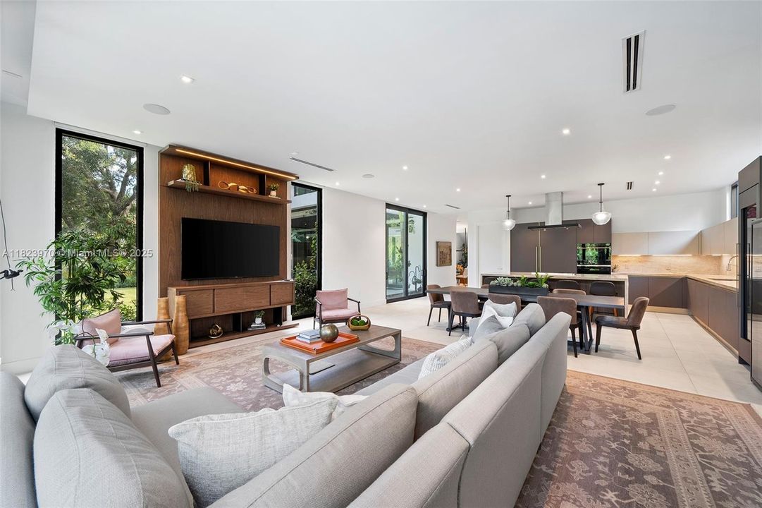 合同活跃: $8,900,000 (7 贝兹, 7 浴室, 7184 平方英尺)