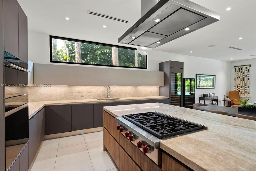 合同活跃: $8,900,000 (7 贝兹, 7 浴室, 7184 平方英尺)