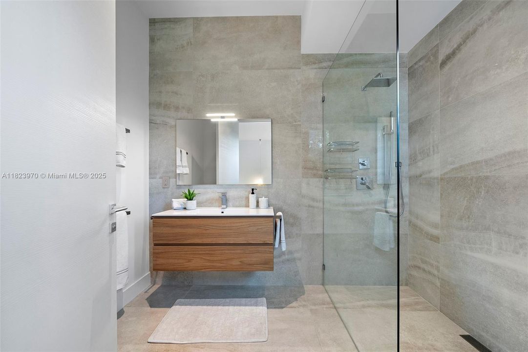 合同活跃: $8,900,000 (7 贝兹, 7 浴室, 7184 平方英尺)