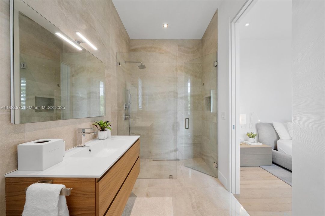 合同活跃: $8,900,000 (7 贝兹, 7 浴室, 7184 平方英尺)