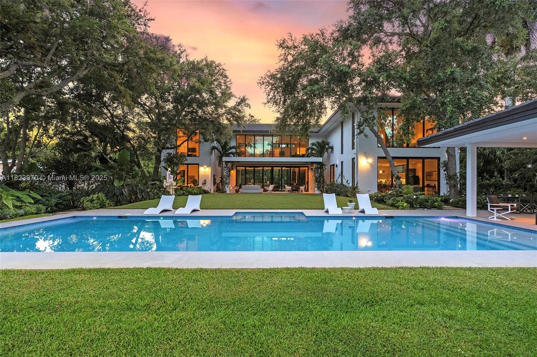 合同活跃: $8,900,000 (7 贝兹, 7 浴室, 7184 平方英尺)