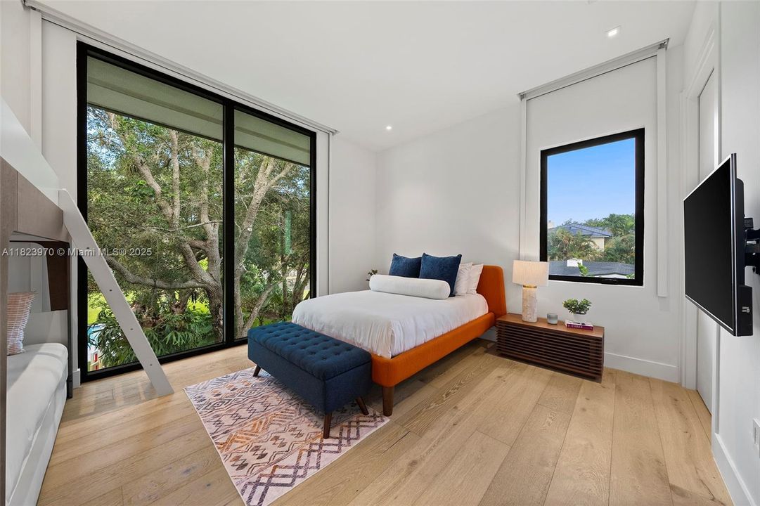 合同活跃: $8,900,000 (7 贝兹, 7 浴室, 7184 平方英尺)