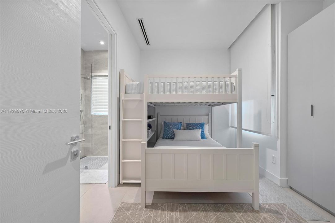 合同活跃: $8,900,000 (7 贝兹, 7 浴室, 7184 平方英尺)