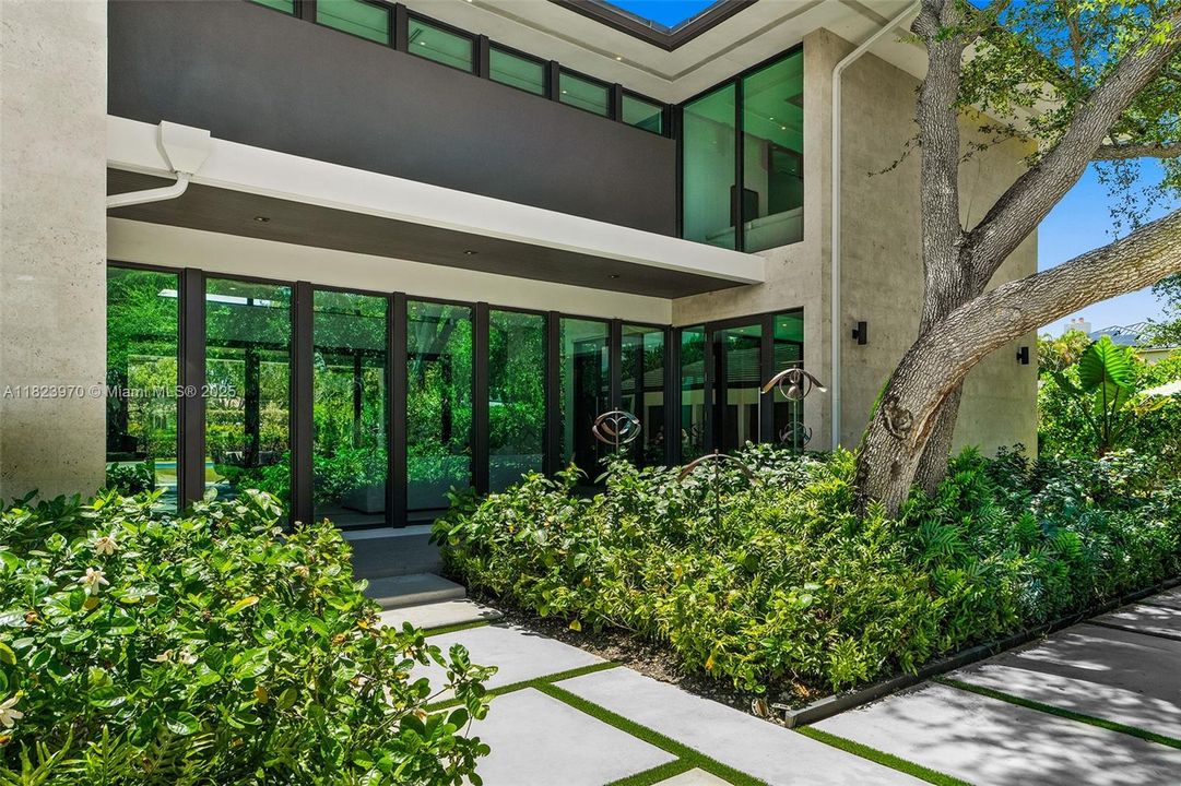 合同活跃: $8,900,000 (7 贝兹, 7 浴室, 7184 平方英尺)