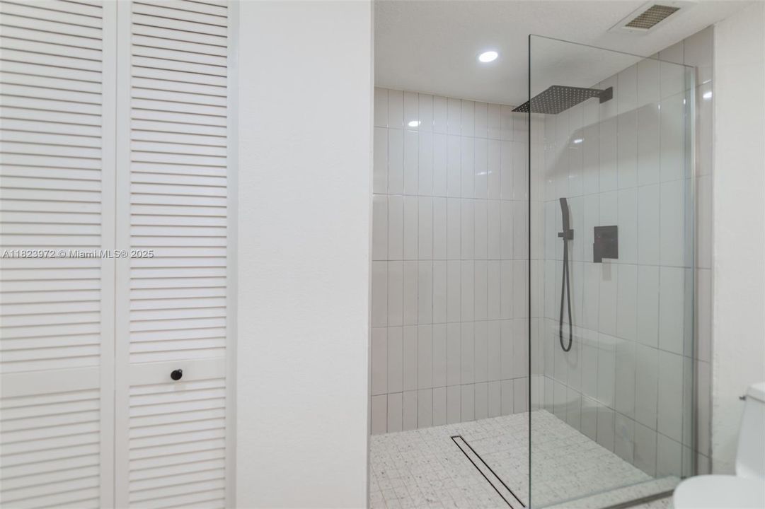 合同活跃: $548,900 (2 贝兹, 2 浴室, 1275 平方英尺)