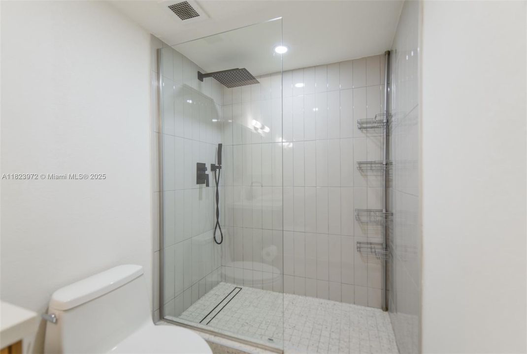 合同活跃: $548,900 (2 贝兹, 2 浴室, 1275 平方英尺)