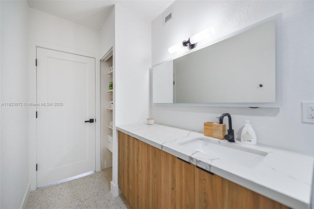 合同活跃: $548,900 (2 贝兹, 2 浴室, 1275 平方英尺)