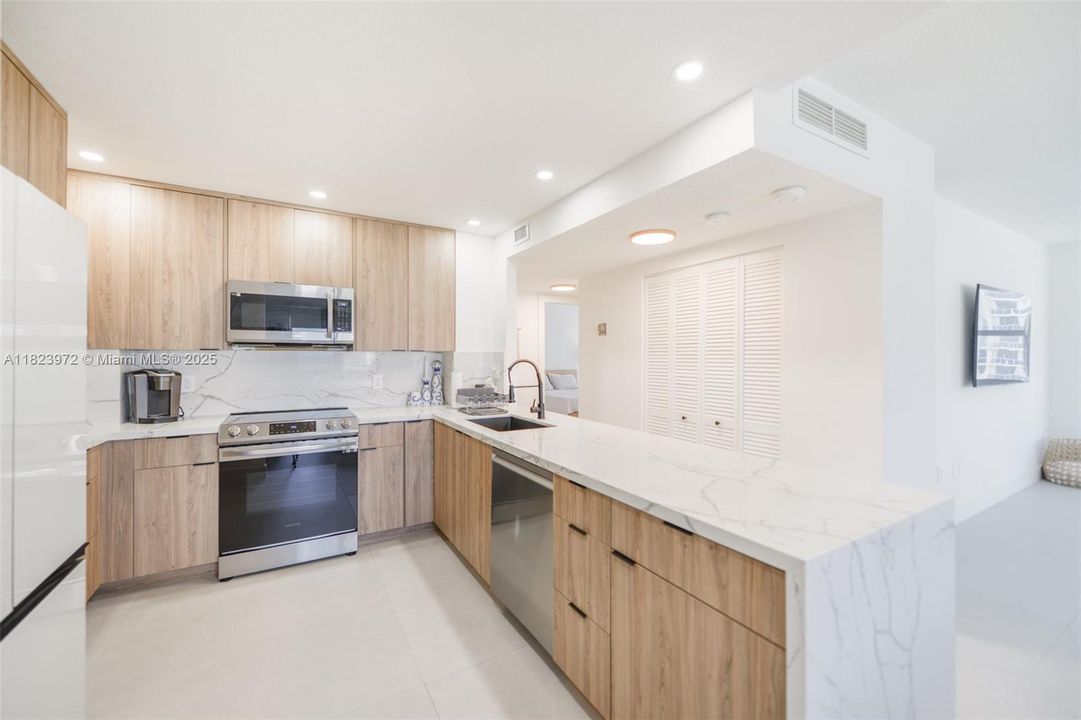 合同活跃: $548,900 (2 贝兹, 2 浴室, 1275 平方英尺)