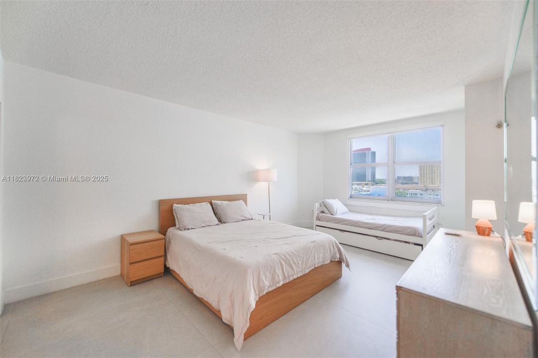 合同活跃: $548,900 (2 贝兹, 2 浴室, 1275 平方英尺)