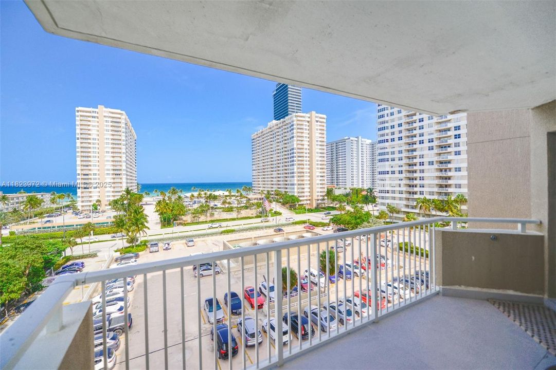 合同活跃: $548,900 (2 贝兹, 2 浴室, 1275 平方英尺)