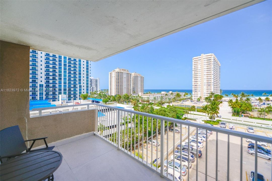 合同活跃: $548,900 (2 贝兹, 2 浴室, 1275 平方英尺)