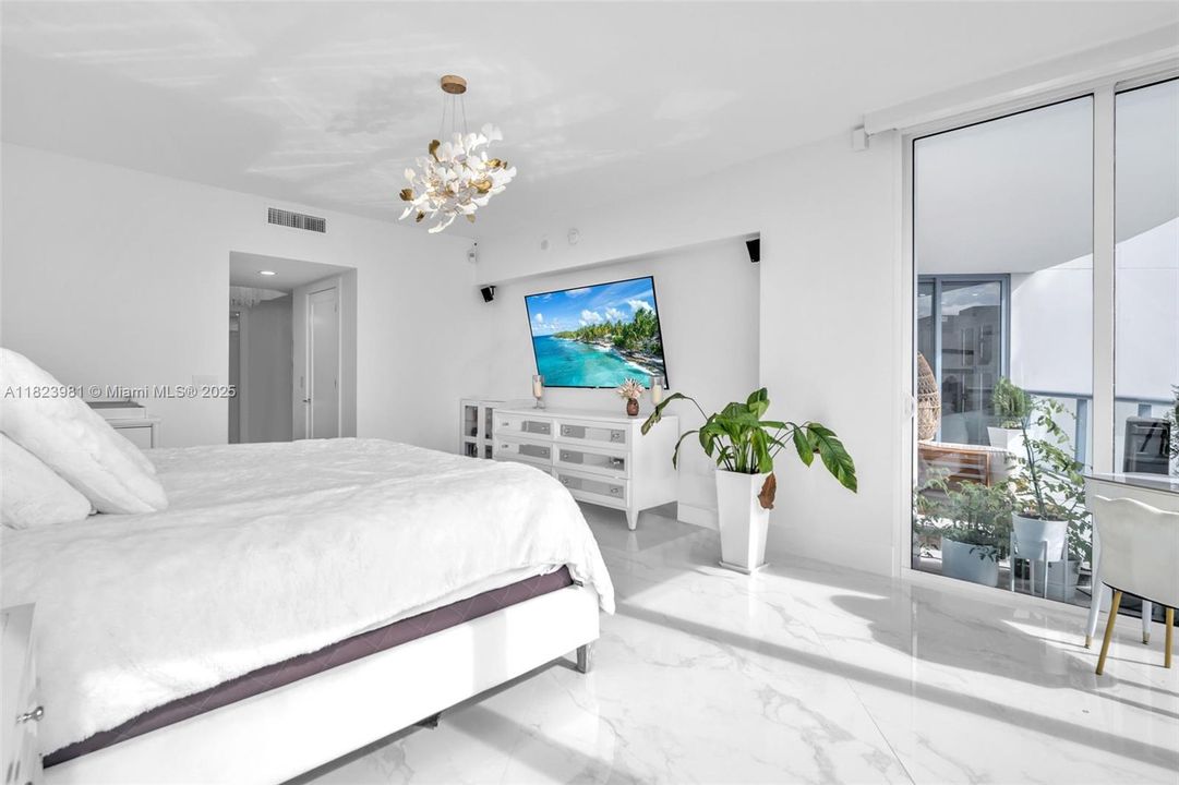 Recently Sold: $1,575,000 (2 beds, 3 baths, 2129 Square Feet)