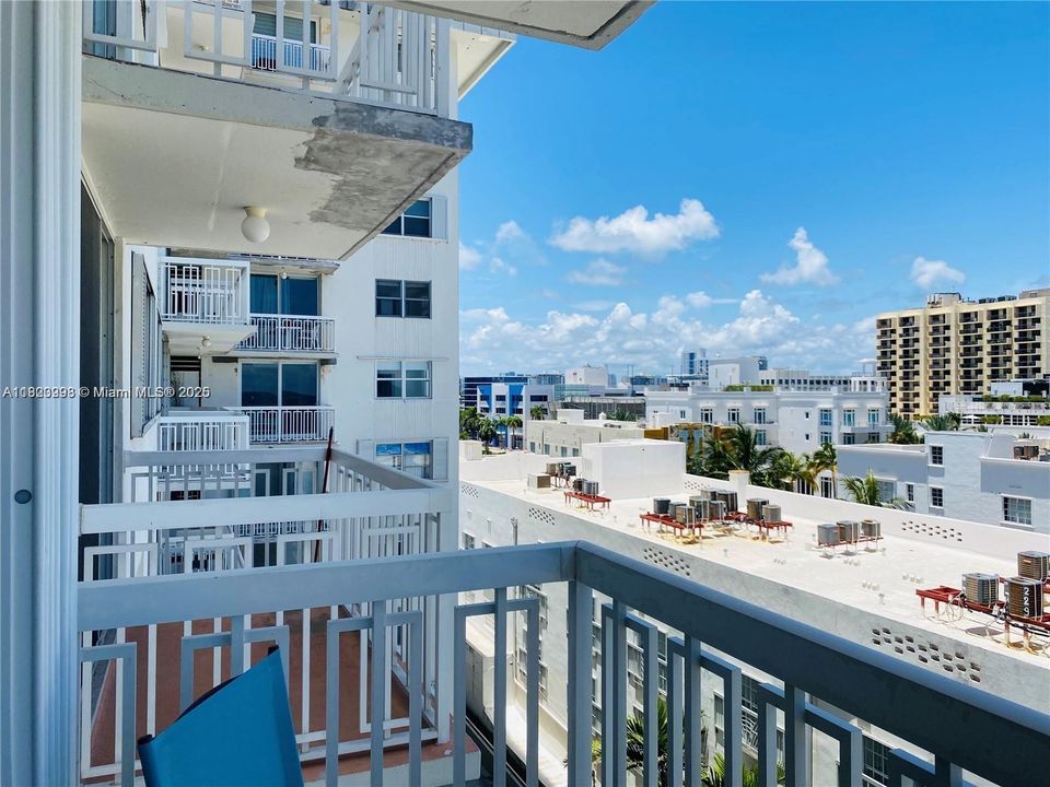 For Sale: $549,000 (1 beds, 1 baths, 655 Square Feet)