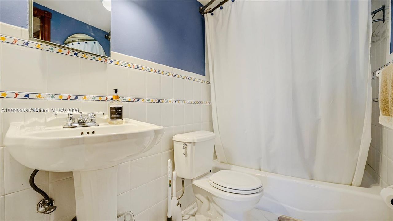 For Sale: $549,000 (1 beds, 1 baths, 655 Square Feet)