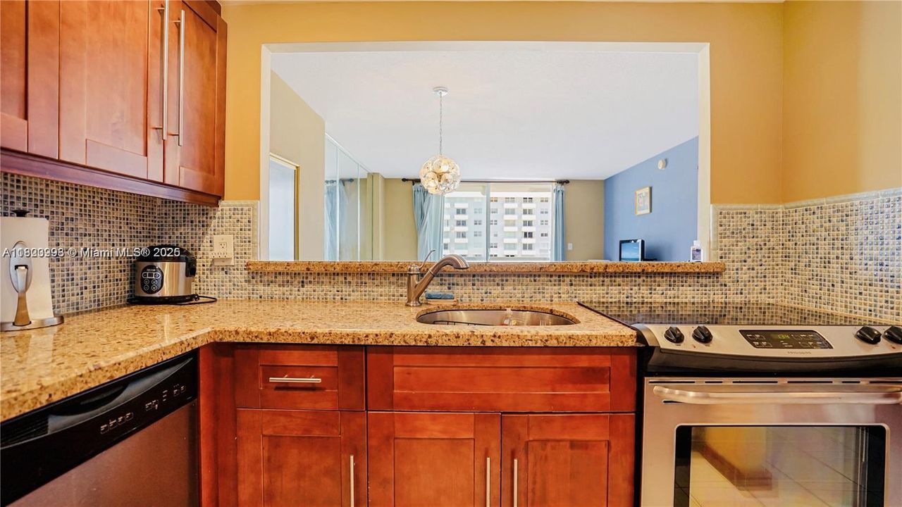 For Sale: $549,000 (1 beds, 1 baths, 655 Square Feet)
