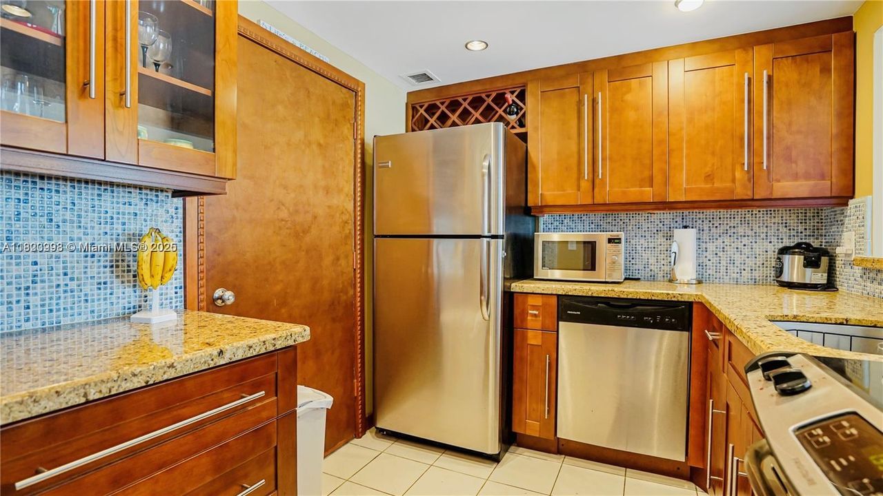For Sale: $549,000 (1 beds, 1 baths, 655 Square Feet)