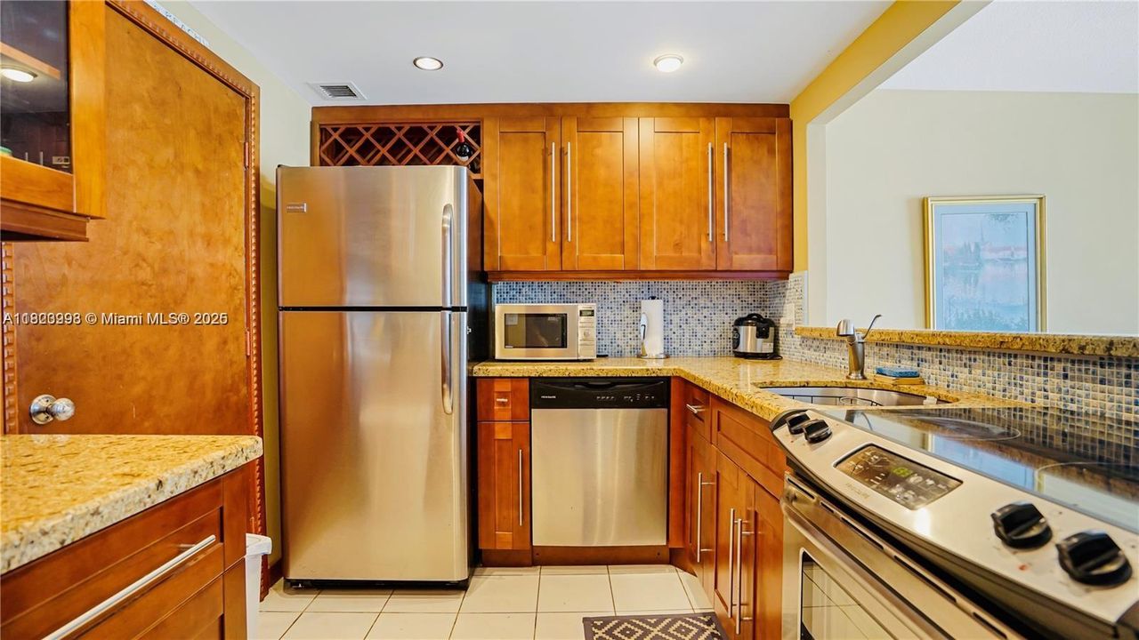 For Sale: $549,000 (1 beds, 1 baths, 655 Square Feet)