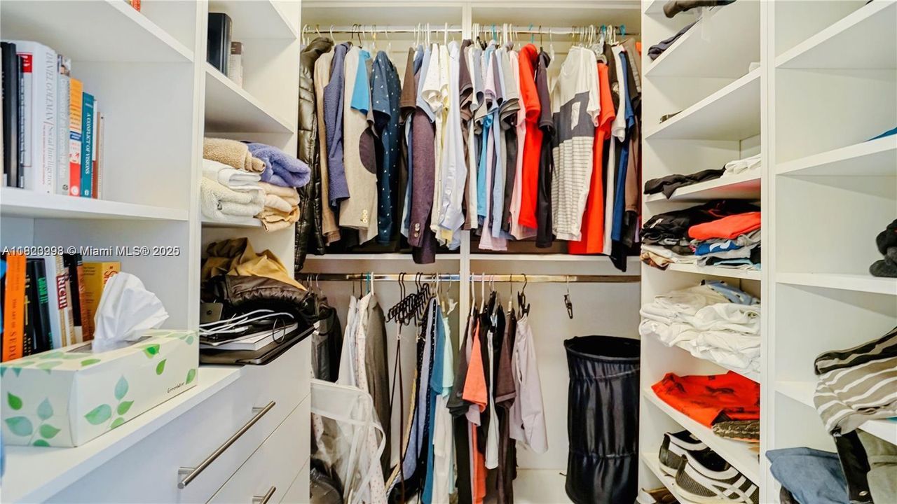 For Sale: $549,000 (1 beds, 1 baths, 655 Square Feet)