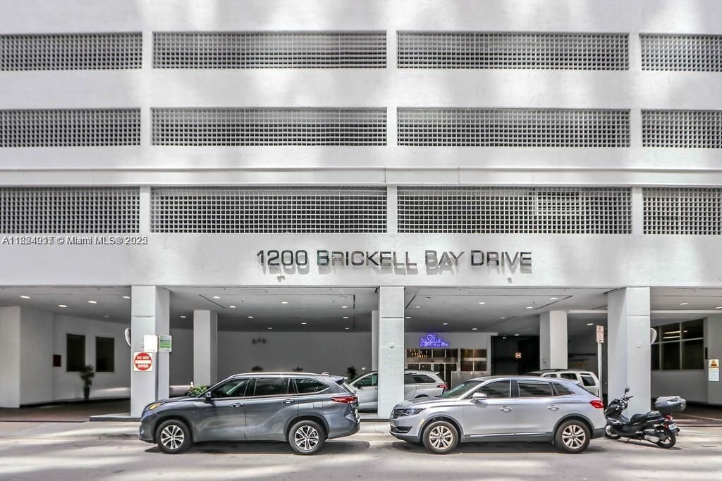 For Sale: $439,000 (1 beds, 1 baths, 825 Square Feet)