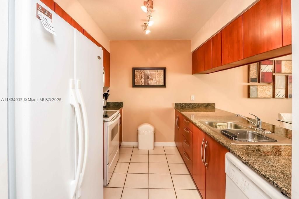 For Sale: $439,000 (1 beds, 1 baths, 825 Square Feet)