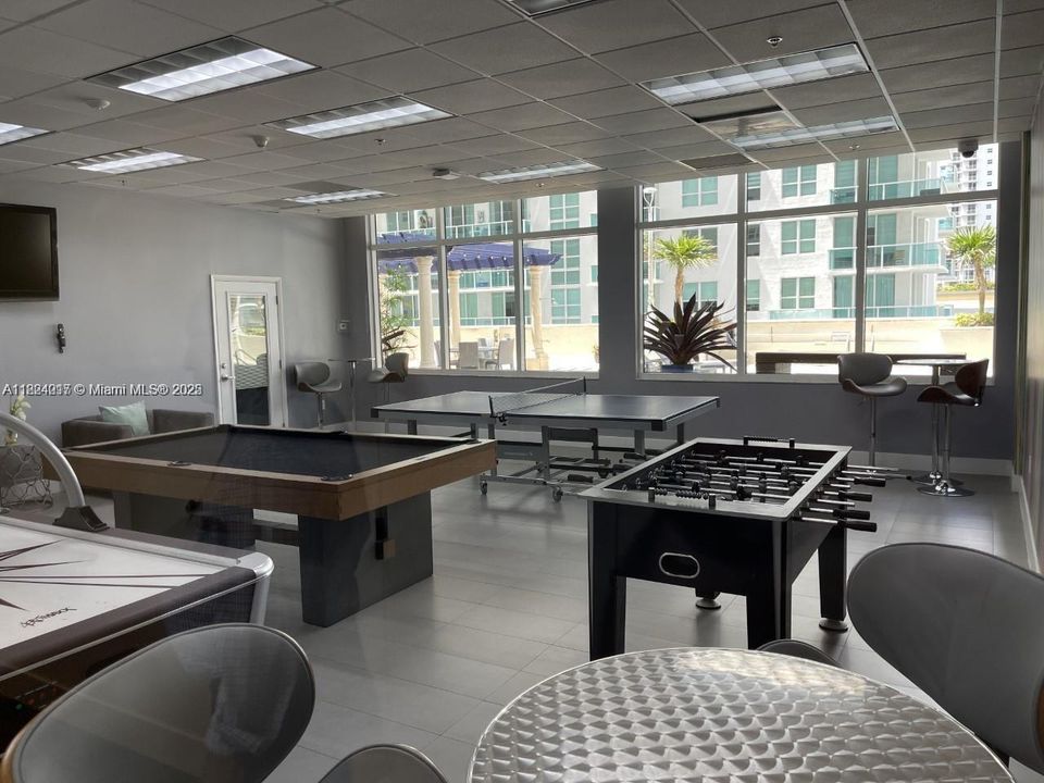 For Sale: $439,000 (1 beds, 1 baths, 825 Square Feet)