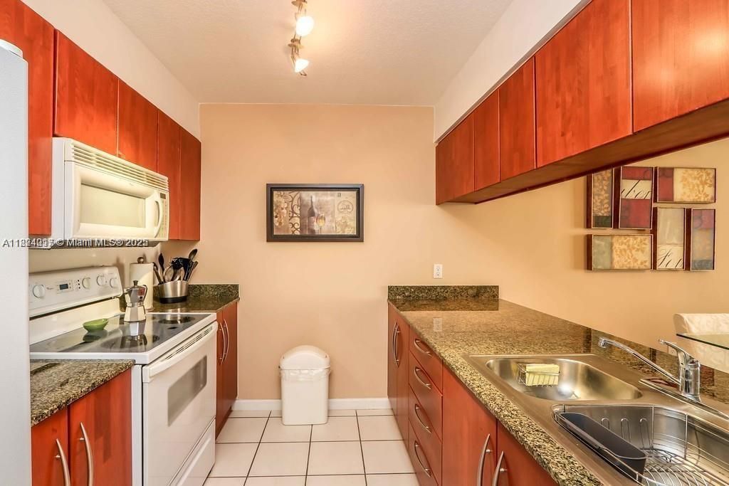 For Sale: $439,000 (1 beds, 1 baths, 825 Square Feet)