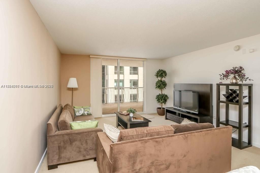 For Sale: $439,000 (1 beds, 1 baths, 825 Square Feet)