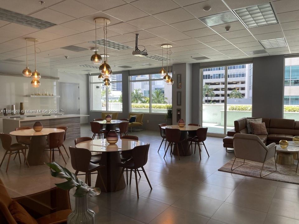 For Sale: $439,000 (1 beds, 1 baths, 825 Square Feet)