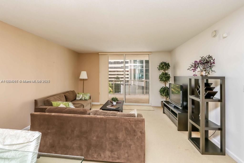 For Sale: $439,000 (1 beds, 1 baths, 825 Square Feet)