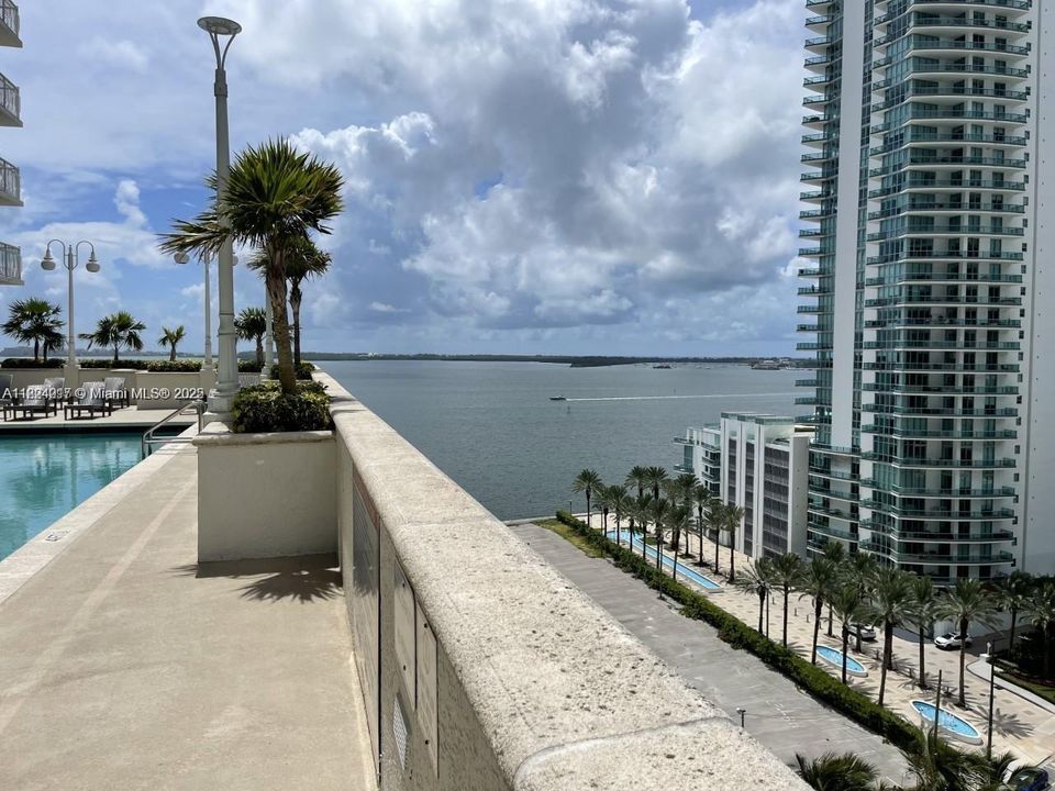 For Sale: $439,000 (1 beds, 1 baths, 825 Square Feet)