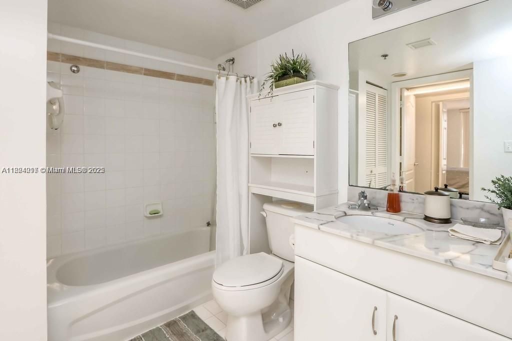 For Sale: $439,000 (1 beds, 1 baths, 825 Square Feet)