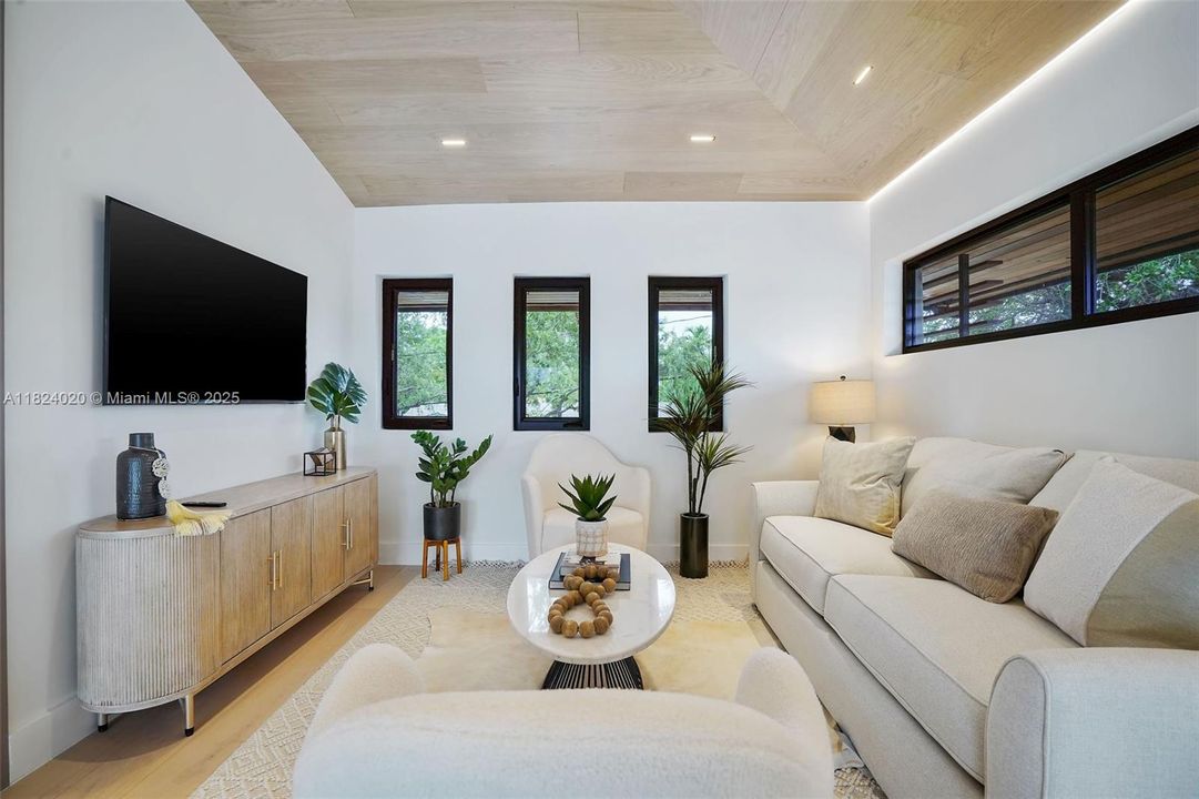 Recently Rented: $44,000 (5 beds, 6 baths, 3955 Square Feet)