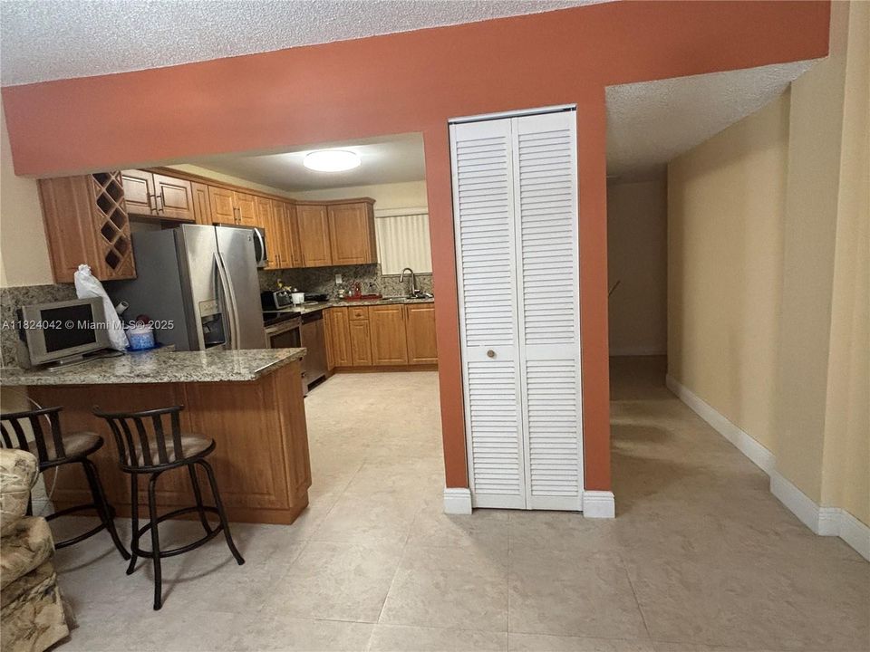 Activo con contrato: $245,000 (2 camas, 2 baños, 1071 Pies cuadrados)