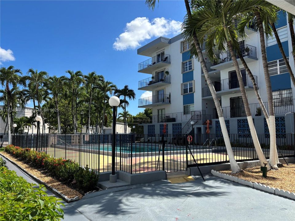 Activo con contrato: $245,000 (2 camas, 2 baños, 1071 Pies cuadrados)