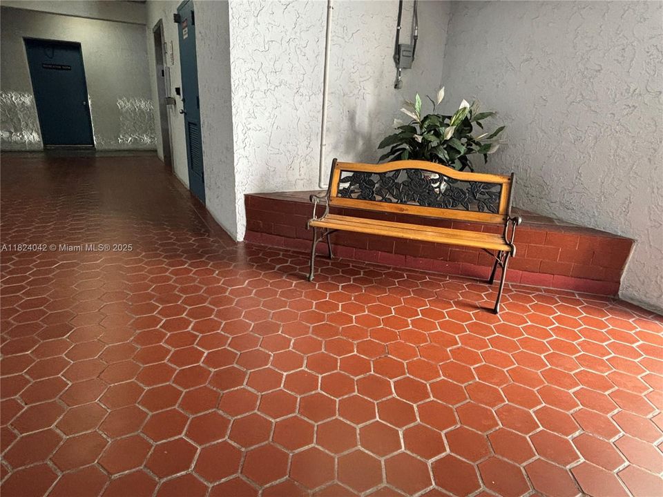 Activo con contrato: $245,000 (2 camas, 2 baños, 1071 Pies cuadrados)