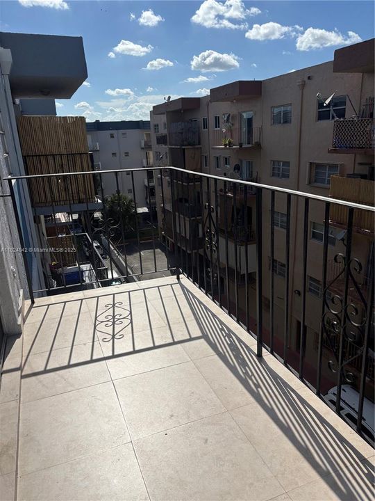 Activo con contrato: $245,000 (2 camas, 2 baños, 1071 Pies cuadrados)