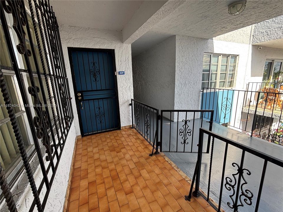 Activo con contrato: $245,000 (2 camas, 2 baños, 1071 Pies cuadrados)