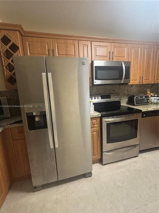 Activo con contrato: $245,000 (2 camas, 2 baños, 1071 Pies cuadrados)