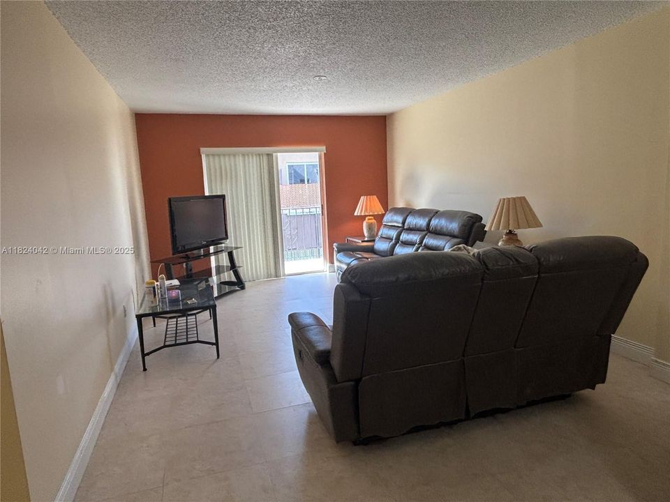 Activo con contrato: $245,000 (2 camas, 2 baños, 1071 Pies cuadrados)