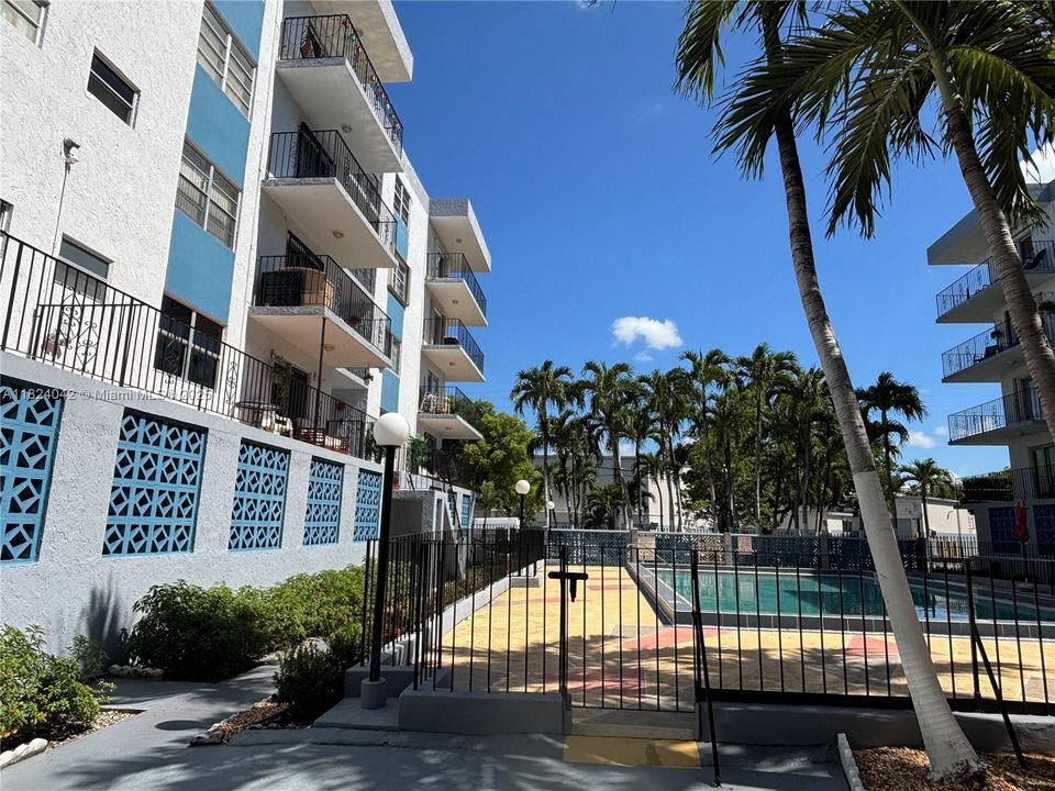 Activo con contrato: $245,000 (2 camas, 2 baños, 1071 Pies cuadrados)