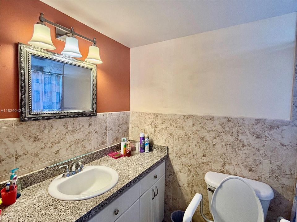 Activo con contrato: $245,000 (2 camas, 2 baños, 1071 Pies cuadrados)