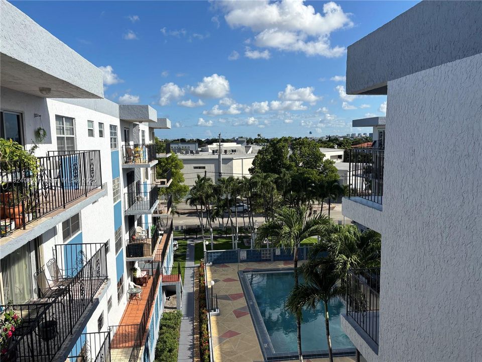 Activo con contrato: $245,000 (2 camas, 2 baños, 1071 Pies cuadrados)