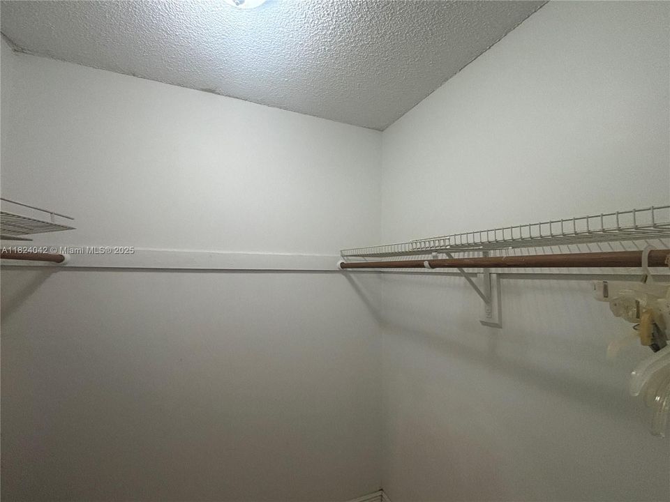 Activo con contrato: $245,000 (2 camas, 2 baños, 1071 Pies cuadrados)