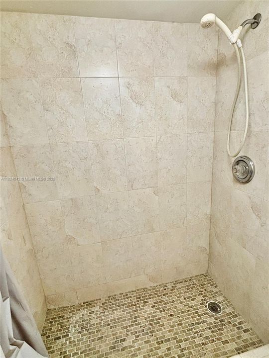 Activo con contrato: $245,000 (2 camas, 2 baños, 1071 Pies cuadrados)